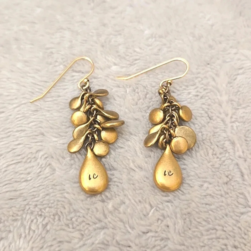 #499 Vintage gold tone earring